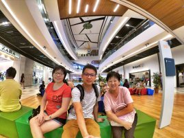 Raymond Ong and Effye Ang walk around with Mum Ng Siok Gek Regiustea Cafe in Malaysia 和妈妈逛街 A26